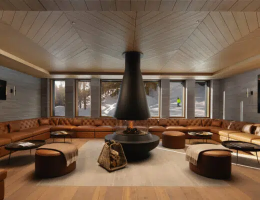 Exklusiver Komfort nach dem Skitag: Die Alpine Lounge im Six Senses Crans-Montana bietet Ski-Concierge, Biohacking-Angebote und nachhaltige Erholung direkt an der Piste.