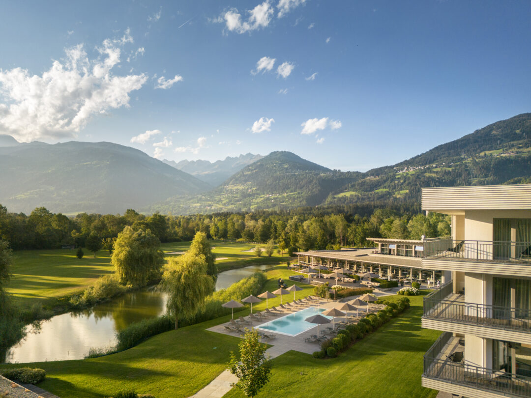 Blick auf den 36-Loch-Golfplatz des Dolomitengolf Resort Osttirol vor der Kulisse der Lienzer Dolomiten.