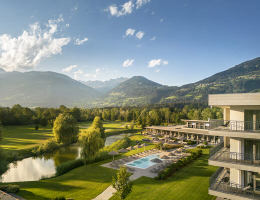 Blick auf den 36-Loch-Golfplatz des Dolomitengolf Resort Osttirol vor der Kulisse der Lienzer Dolomiten.