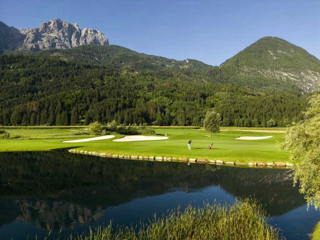 Blick auf den 36-Loch-Golfplatz des Dolomitengolf Resort Osttirol vor der Kulisse der Lienzer Dolomiten.