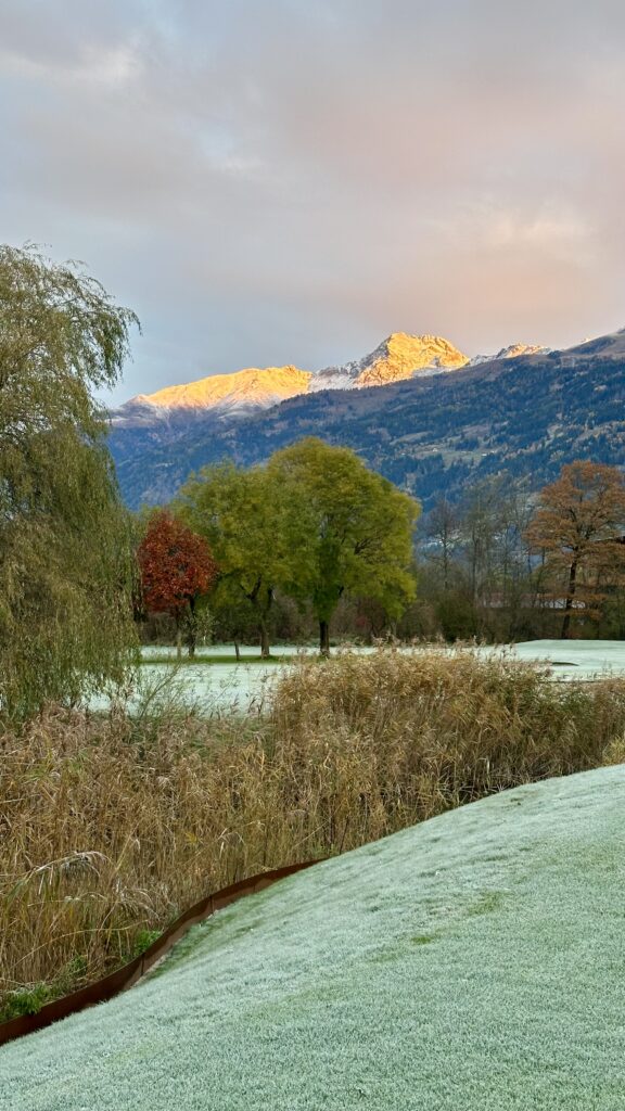 Blick auf den 36-Loch-Golfplatz des Dolomitengolf Resort Osttirol vor der Kulisse der Lienzer Dolomiten.