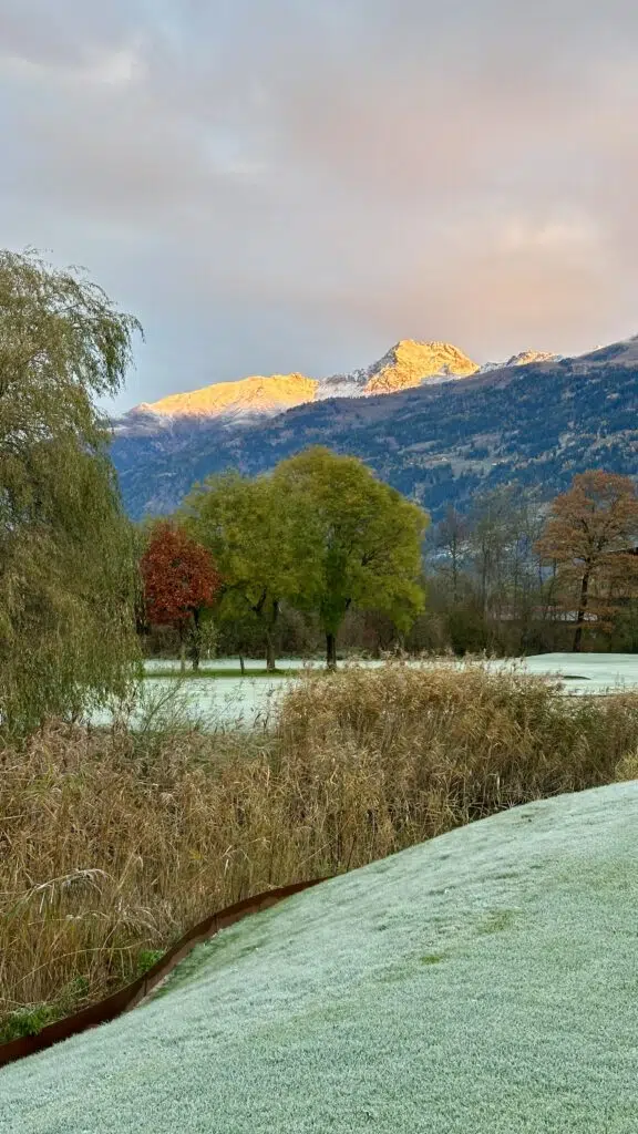 Blick auf den 36-Loch-Golfplatz des Dolomitengolf Resort Osttirol vor der Kulisse der Lienzer Dolomiten.