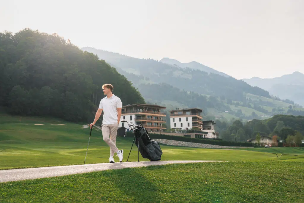 Der Golfplatz Eichenheim am Grand Tirolia Kitzbühel verbindet sportliche Eleganz, weite Fairways und eindrucksvolle Ausblicke auf die Tiroler Bergwelt.
