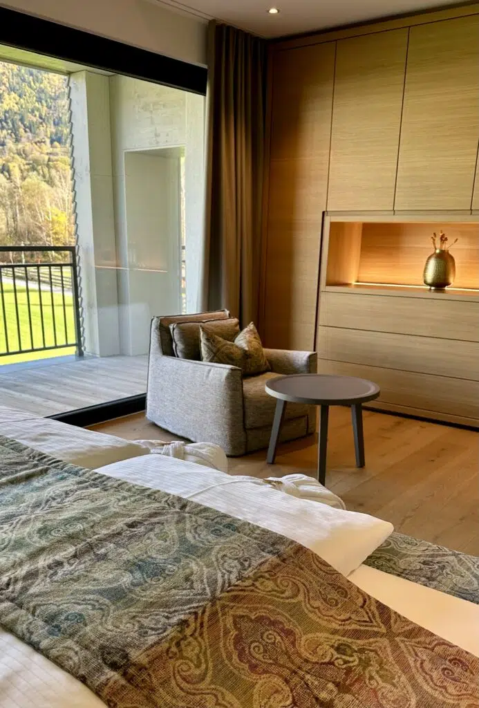 Blick auf den 36-Loch-Golfplatz des Dolomitengolf Resort Osttirol vor der Kulisse der Lienzer Dolomiten.