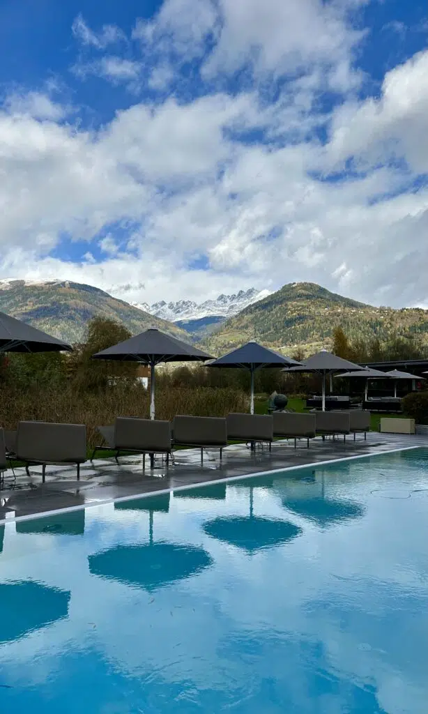 Pool Blick auf den 36-Loch-Golfplatz des Dolomitengolf Resort Osttirol vor der Kulisse der Lienzer Dolomiten.
