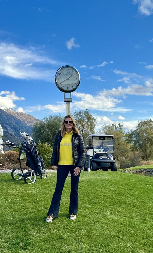 Blick auf den 36-Loch-Golfplatz des Dolomitengolf Resort Osttirol vor der Kulisse der Lienzer Dolomiten.