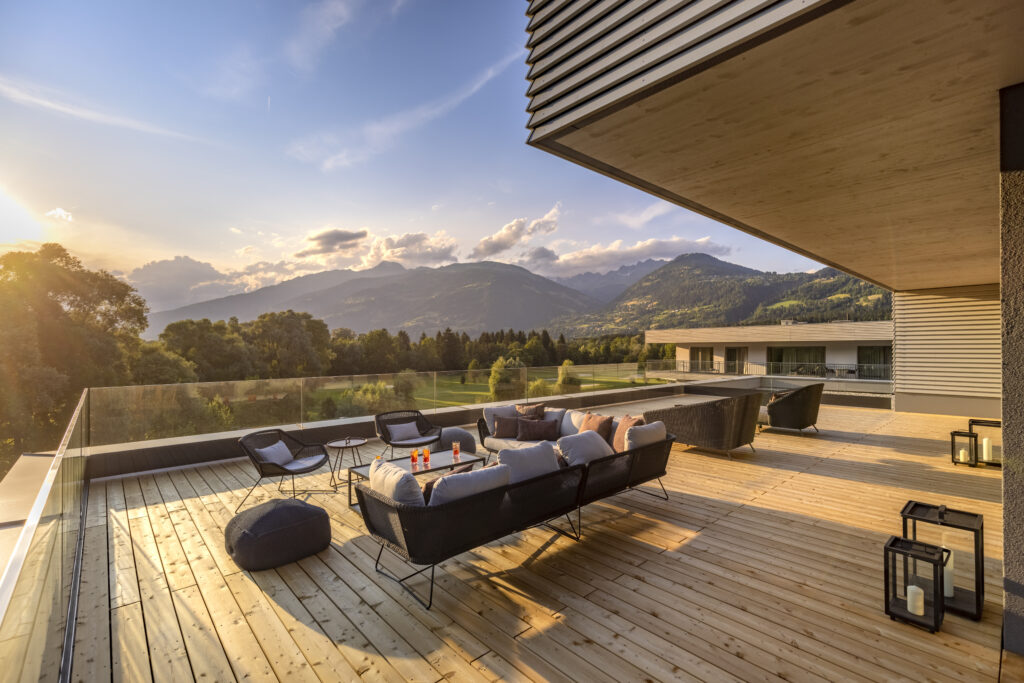 Blick auf den 36-Loch-Golfplatz des Dolomitengolf Resort Osttirol vor der Kulisse der Lienzer Dolomiten.