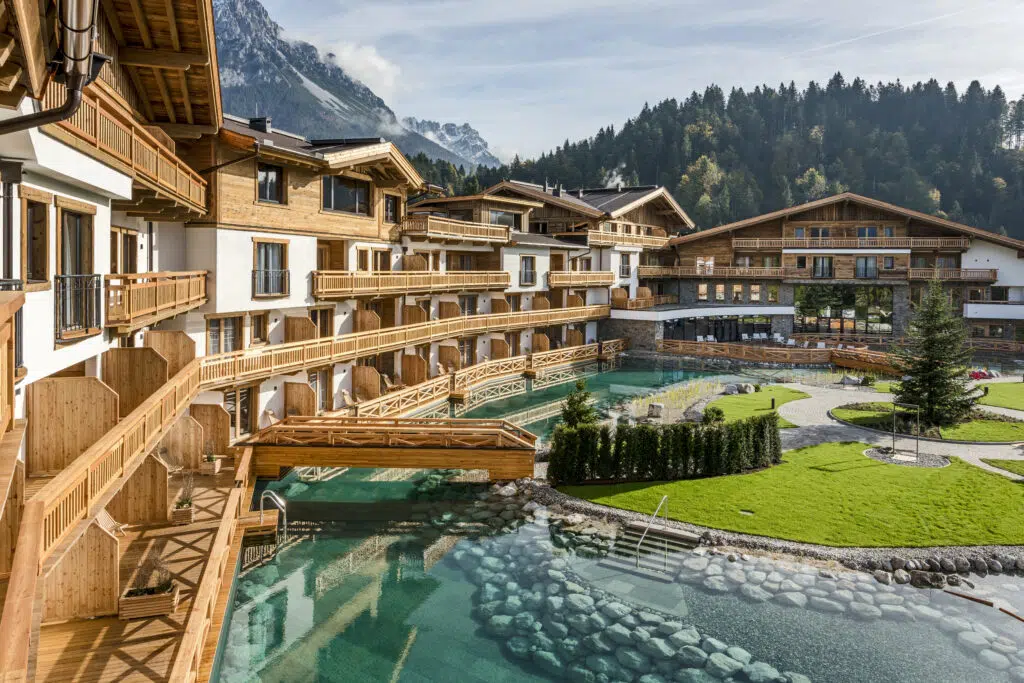 Außenansicht Hotel Die Kaiserlodge liegt in Scheffau am Wilden Kaiser und zählt zu den spannendsten familiengeführten Hotels Tirols.