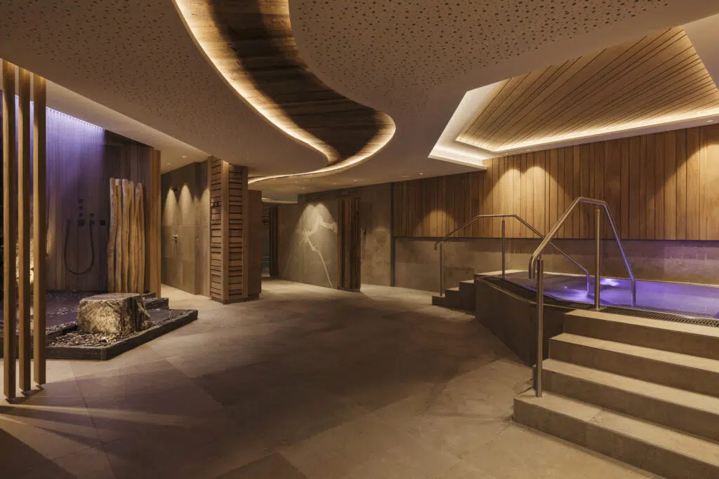 Natürlich.Spa Das neue Natürlich.Spa der Kaiserlodge bietet stilvolle Ruheräume, verschiedene Saunen und einen Blick auf die Tiroler Bergwelt.