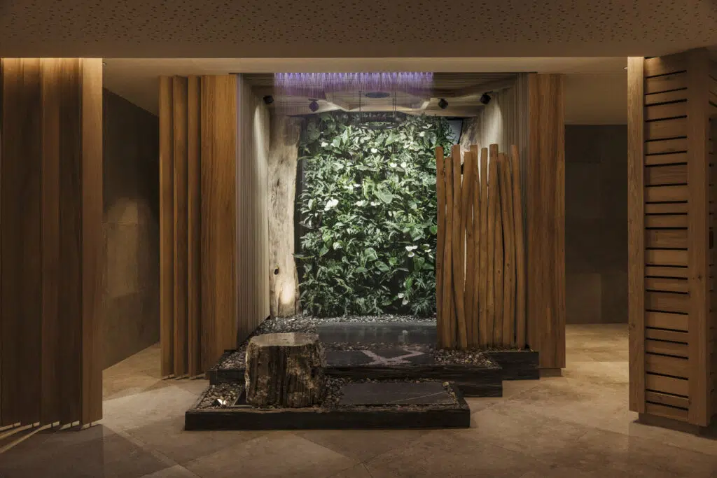 Natürlich.Spa Das neue Natürlich.Spa der Kaiserlodge bietet stilvolle Ruheräume, verschiedene Saunen und einen Blick auf die Tiroler Bergwelt.